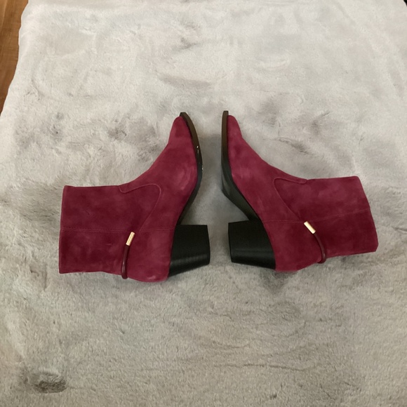 NWOT size 6 leather IMNYC plum colored boots - Picture 3 of 7